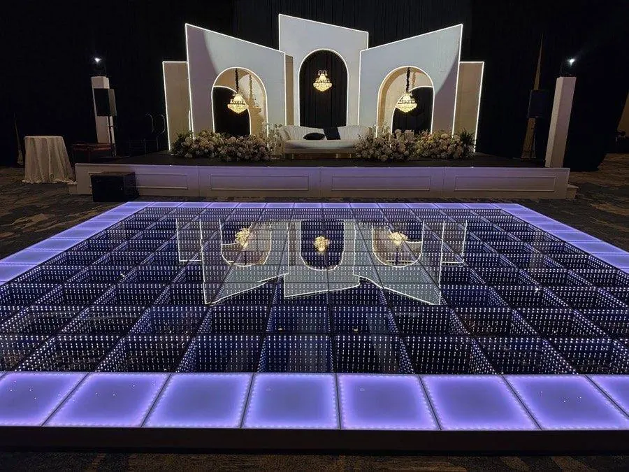 Pista de baile LED con paneles esmerilados e infinito en una boda en Orlando