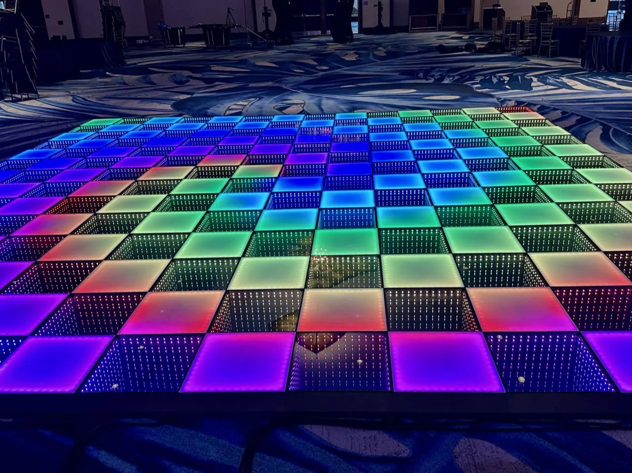 Pista de baile LED a todo color en un salón de eventos